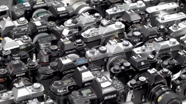 Ld vintage cameras at flea market — Stock Video