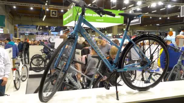 Un sacco di acquirenti nel negozio di biciclette . — Video Stock