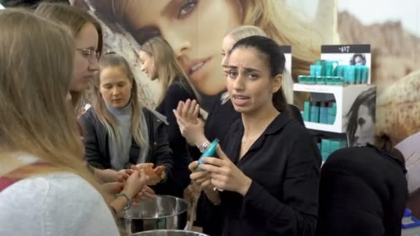 Salgsassistent som hjelper kunder med å velge kosmetikk – stockvideo
