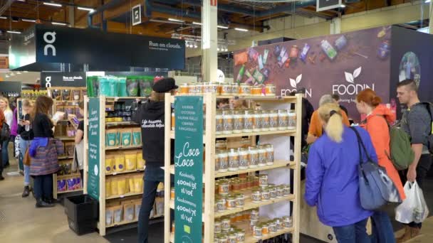 Les clients choisissent des produits respectueux de l'environnement dans le magasin — Video