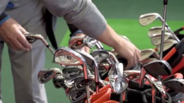 Alıcılar farklı golf kulüpleri golf Dükkanı test.