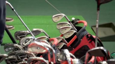 Alıcılar farklı golf kulüpleri golf Dükkanı test.