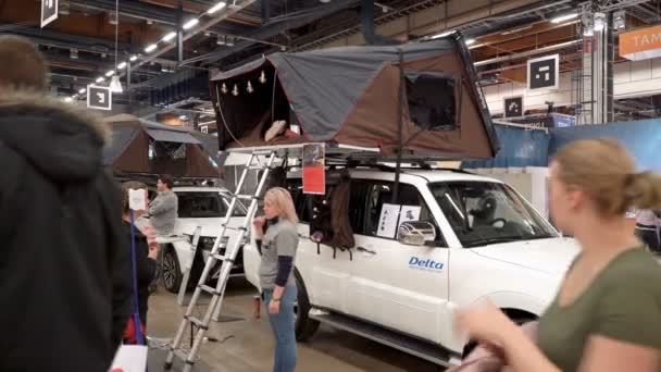 O carro equipado para acampar com uma tenda no telhado — Vídeo de Stock