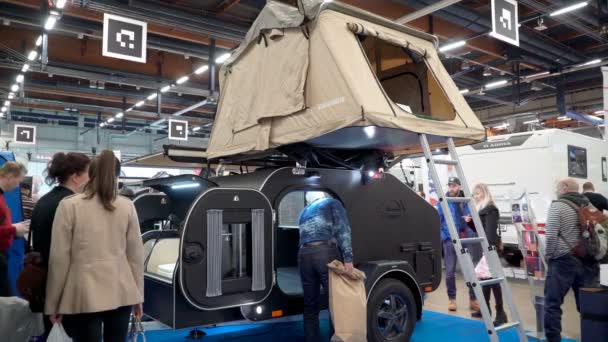 L'auto attrezzata per il campeggio con una tenda sul tetto — Video Stock