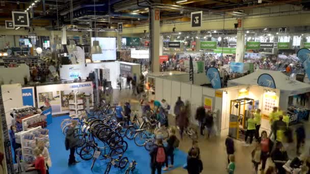 Un sacco di acquirenti nel negozio di biciclette . — Video Stock