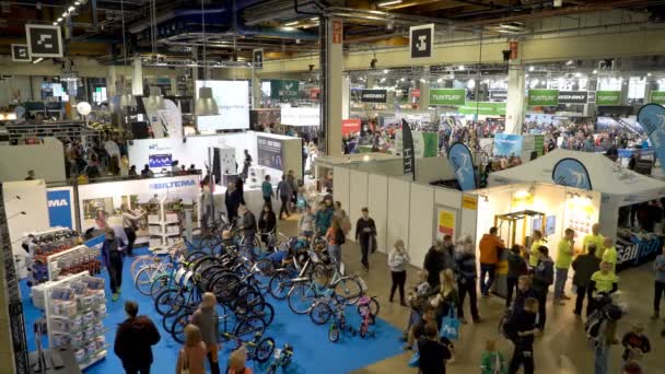 Muchos compradores en la tienda de bicicletas . — Vídeos de Stock