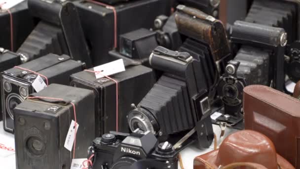 Старые винтажные камеры на блошином рынке — стоковое видео