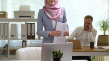 Profesyonel genç müslüman iş kadını portresi kameraya bakarak gülüyor