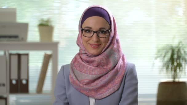 Profesional joven musulmana mujer de negocios mirando a la cámara riendo — Vídeo de stock