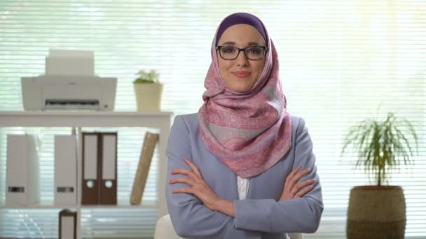 Profesional joven musulmana mujer de negocios mirando a la cámara riendo — Vídeo de stock