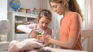 Annem ve küçük kızı birlikte iğne işi yapıyorlar. Makaslı kız Diy için bez keser