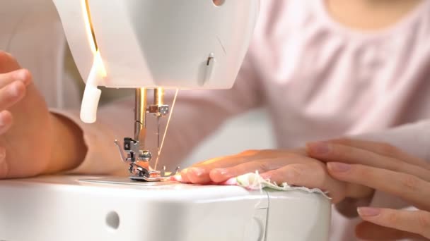 Mamá enseñando a su hija a coser usando una máquina de coser en la guardería en casa — Vídeos de Stock