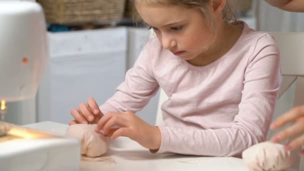 Mamá enseñando a su hijita a coser con aguja e hilo — Vídeos de Stock