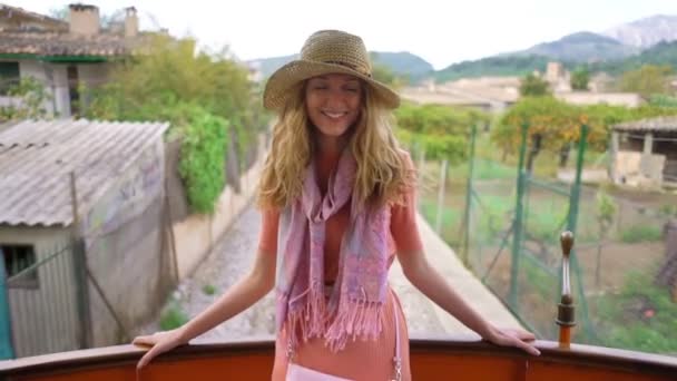 Genç bir kadın eski bir trende seyahat zevk, güzel turistik yerler hayran — Stok video