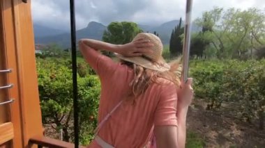 Genç bir kadın eski bir trende seyahat zevk, güzel turistik yerler hayran