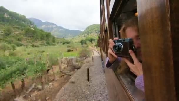 Una giovane donna che si diverte a viaggiare su un vecchio treno — Video Stock