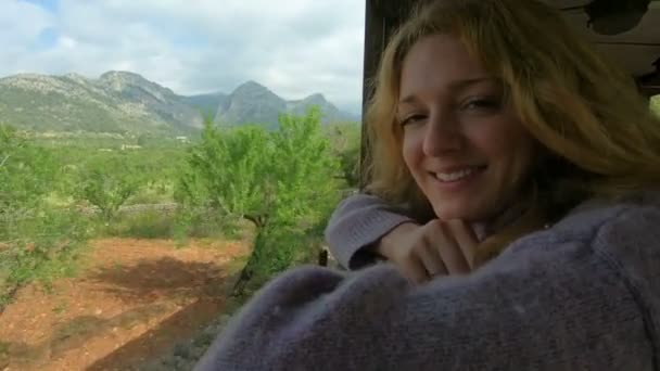 Una joven disfrutando de viajar en un tren viejo, admirando lugares turísticos hermosos — Vídeos de Stock