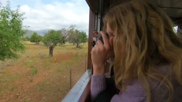 Una giovane donna che si diverte a viaggiare su un vecchio treno — Video Stock