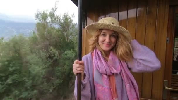 Une jeune femme appréciant voyager dans un vieux train, admirant de beaux endroits touristiques — Video