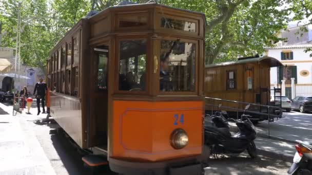 Старовинний старовинний трамвай їде в Сольєр, Майорка — стокове відео