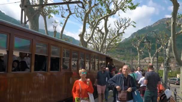 O velho trem vintage na estação ferroviária na cidade de Soller, Maiorca — Vídeo de Stock