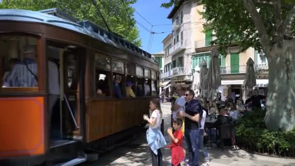 Oude vintage tram rijdt in Soller, Mallorca — Stockvideo