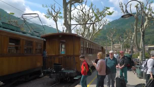 Den gamla Vintage tåg på järnvägsstationen i staden Soller, Mallorca — Stockvideo