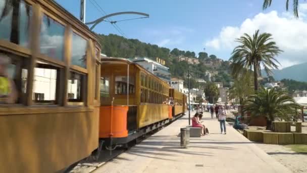 Vintage tram rijdt langs de toeristische kust van Port de Soller, Mallorca — Stockvideo