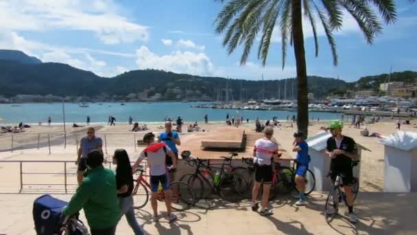 Foto panorâmica de rastreamento de movimento da orla marítima na cidade velha de Port de Soller, Maiorca — Vídeo de Stock