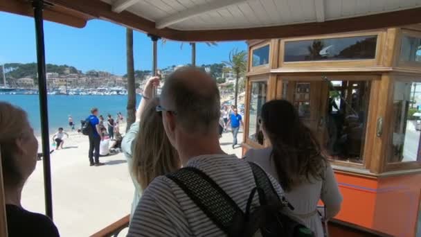 Vintage spårvagns turer längs turist kusten i Port de Soller, Mallorca — Stockvideo