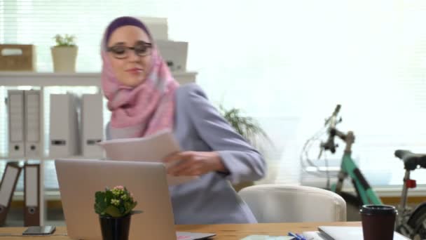 Професійна молода мусульманська бізнес-леді в традиційному хустці працює в офісі — стокове відео