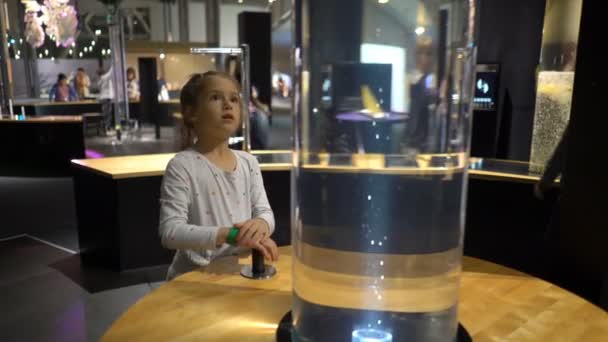 Barn och vuxna tittar på fantastiska fysikaliska fenomen i det vetenskapligt interaktiva museet Eureka, Finland — Stockvideo