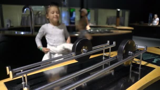 Niños y adultos observan increíbles fenómenos físicos en el Museo científico-interactivo Eureka, Finlandia — Vídeo de stock