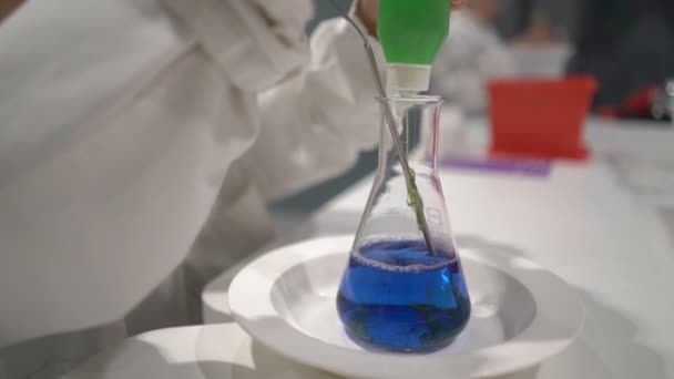 Egy kislány szenvedélyesen kémiai kísérletek — Stock videók