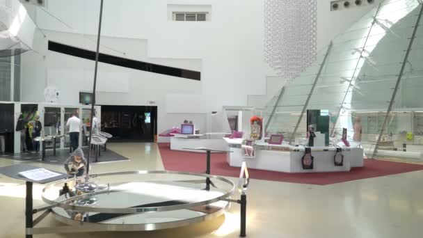 Dzieci i dorośli oglądać niesamowite zjawiska fizyczne w naukowo-interaktywne Muzeum Eureka, Finlandia — Wideo stockowe
