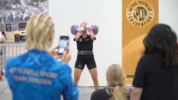 Jonge vastberaden atletische fitness vrouw tillen van een zware Kettlebells. — Stockvideo