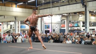 Erkek vücut geliştirmeci bir spor etkinliğinde poz