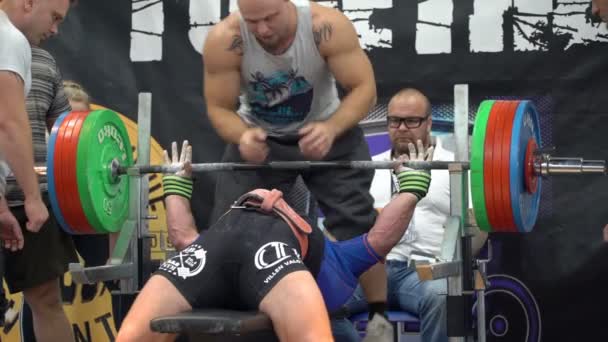 Bankdrukken tijdens powerlifting competitie — Stockvideo