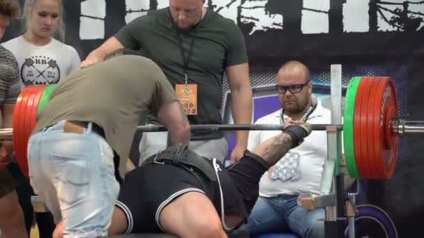 Prensa de bancada durante competição powerlifting — Vídeo de Stock