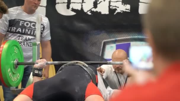 Bench press during powerlifting competition — Stok Video