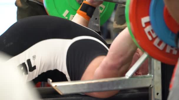 Bankdrücken beim Powerlifting-Wettbewerb — Stockvideo