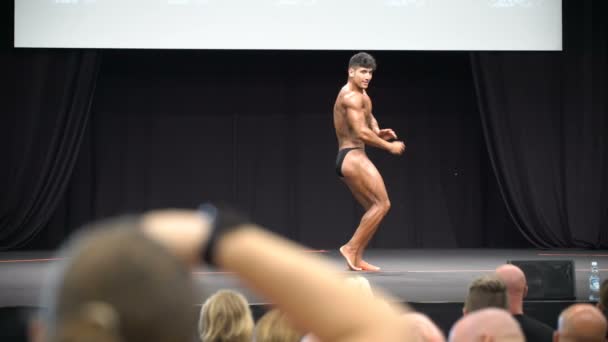 Fisiculturista masculino posando em um evento esportivo — Vídeo de Stock