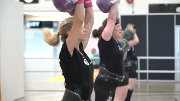 Atletik fitness kadınlar ağır kettlebells kaldırma. — Stok video