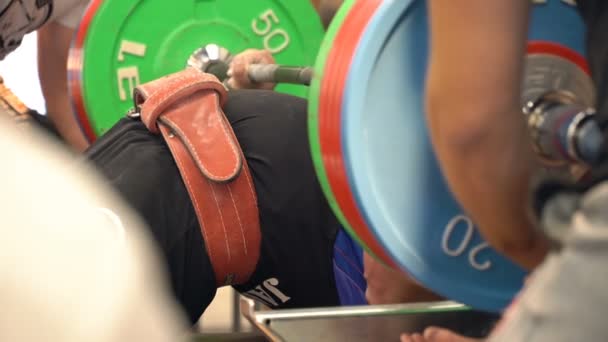 Presse à banc pendant la compétition de powerlifting — Video