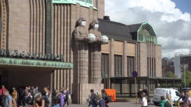 Koruyucu maskeler takan heykeller