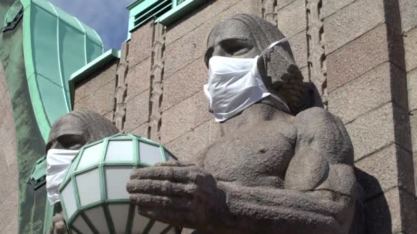 Koruyucu maskeler takan heykeller — Stok video