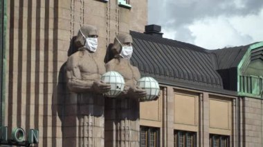 Koruyucu maskeler takan heykeller