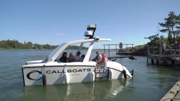 La barca elettrica, ecologica, a energia solare e autonoma che galleggia tra le isole di Helsinki. — Video Stock