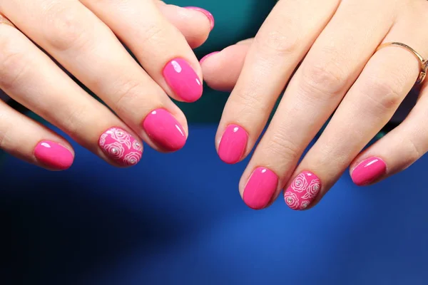 Bellezza Mani Delicate Con Manicure Tenuta Fiore Giglio — Foto Stock