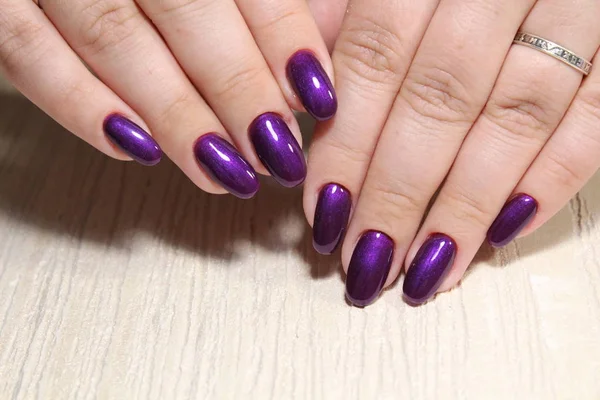 Piękno Delikatne Ręce Manicure Gospodarstwa Lilia Kwiatowa — Zdjęcie stockowe